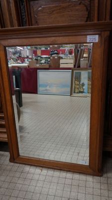 un miroir posé sur le sol d'une pièce