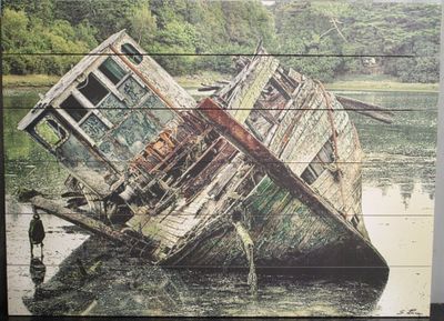 une photo d'un bateau à l'eau