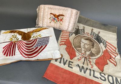 Plusieurs vieux drapeaux américains sont exposés sur une table
