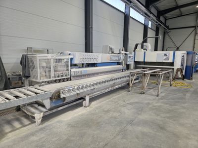 l'image d'une machine située à l'intérieur d'un bâtiment