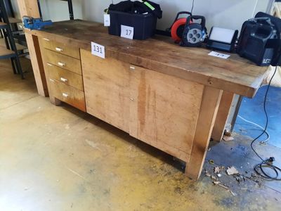 un établi en bois sur lequel sont posés de nombreux outils