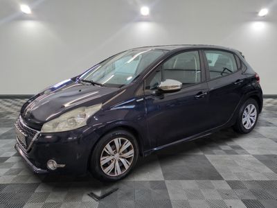 la photo d'une voiture bleue garée dans un garage