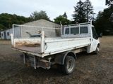 un camion blanc garé dans la poussière