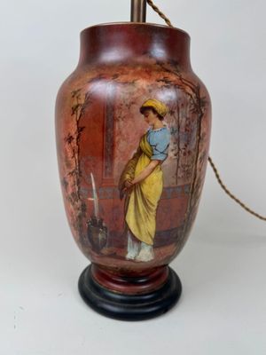 une lampe sur laquelle est représentée une femme en robe jaune