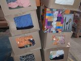 plusieurs cartons empilés les uns sur les autres dans un entrepôt