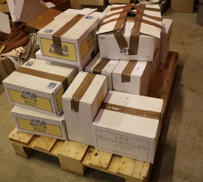 une pile de cartons posée sur une palette dans une pièce