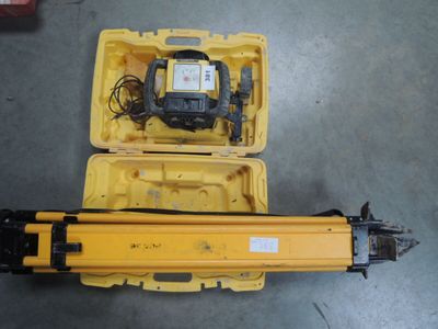 un gros plan d'une boîte jaune contenant une agrafeuse et des agrafes