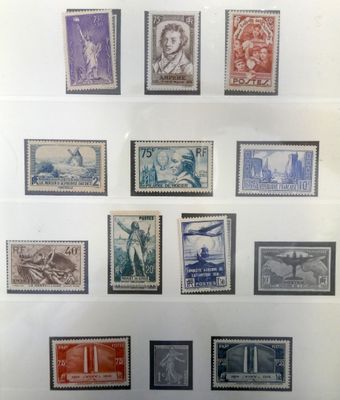 une série de timbres exposés dans une vitrine