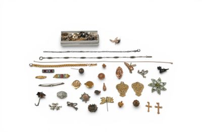 une photo présentant une sélection de bijoux variés posés sur un fond blanc