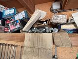 une photo d'un garage avec beaucoup d'outils sur le sol