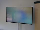 un téléviseur à écran plat accroché au mur d'une pièce