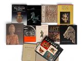 un grand nombre de livres posés sur une table