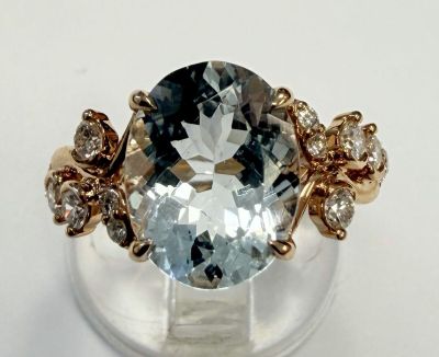 une image représentant une bague ornée d'une topaze bleue entourée de petits diamants blancs
