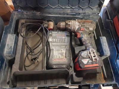 une boîte à outils ouverte contenant des outils