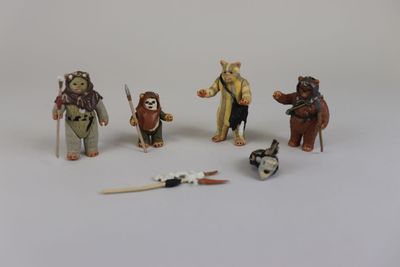 un ensemble de figurines posées sur une surface blanche