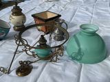 une table sur laquelle se trouvent de nombreux objets différents