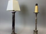 une paire de lampes plaquées argent, chacune munie d'un abat-jour