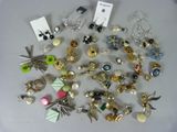 de nombreux types de boucles d'oreilles différents posés sur une table