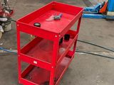 une photo d'un chariot de chantier rouge dans un garage
