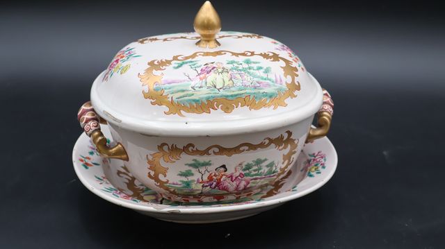 Bouillon ovale et son plat en faïence à décor romantique en réser...