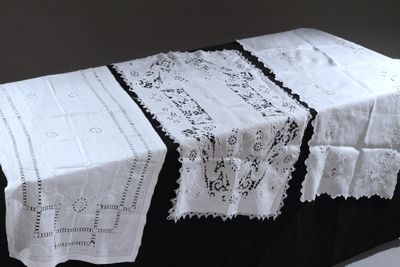 une table noire et blanche recouverte d'une nappe blanche