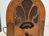 une radio à l'ancienne posée sur une table dans une pièce