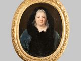 portrait d'une femme vêtue d'une robe bleue et d'un châle noir
