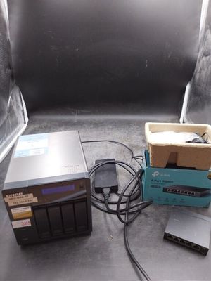 un boîtier électronique posé par terre à côté d'un ordinateur portable