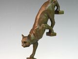 sculpture en bronze représentant un chat posé sur une étagère
