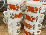 plusieurs tasses et soucoupes posées sur une table