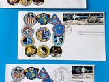 deux enveloppes affranchies posées sur une surface bleue