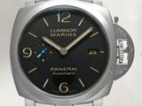 une montre en argent avec un cadran noir et une trotteuse bleue