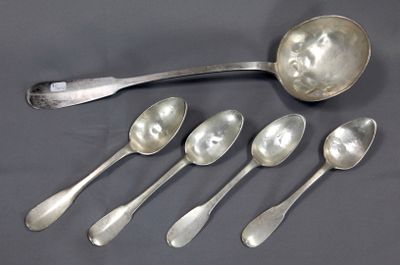 six cuillères en argent et une cuillère sur laquelle est gravé un visage
