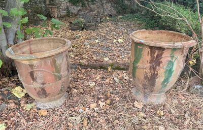deux grands pots posés par terre l'un à côté de l'autre