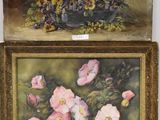 deux tableaux représentant des fleurs et un panier de fleurs posé sur une table
