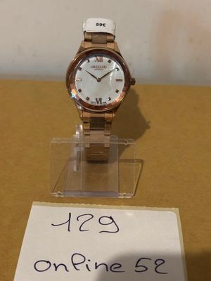 une montre exposée sur une table, avec une étiquette de prix