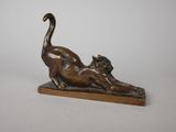 statue d'un chat posée sur un socle en bois, sur fond blanc