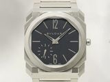 une montre en argent avec un cadran noir sur fond blanc