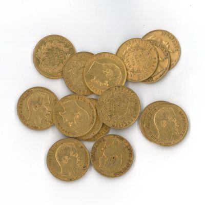 une pile de pièces d'or posée sur une surface blanche
