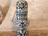 un petit vase bleu et blanc posé sur un rebord
