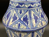une image représentant un vase bleu et blanc muni d'un couvercle