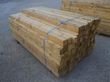 de nombreuses pièces de bois empilées les unes sur les autres