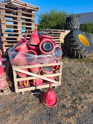 beaucoup de bouches d'incendie rouges dans une caisse en bois