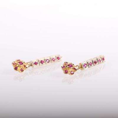 une paire de boucles d'oreilles en saphir rose et diamant