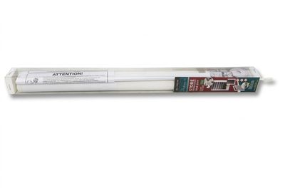 un gros plan d'un tube de dentifrice sur fond blanc