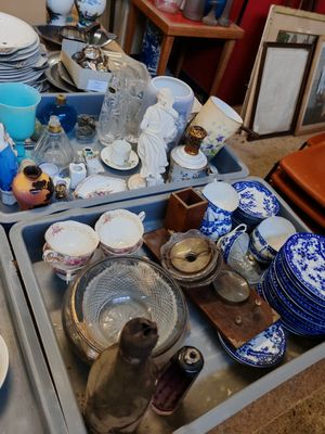 une table sur laquelle sont disposés de nombreux plats et bols