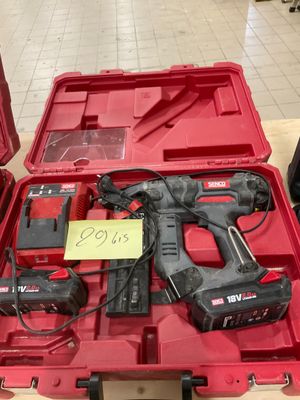 une caisse à outils rouge avec des outils sur une table