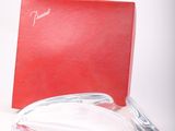 une boîte rouge contenant une paire de ciseaux