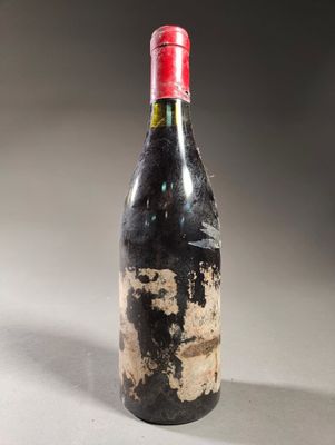 une bouteille de vin qui a été laissée sur la table