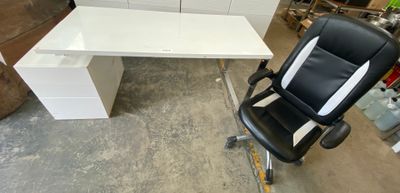 un bureau blanc avec une chaise noire à côté